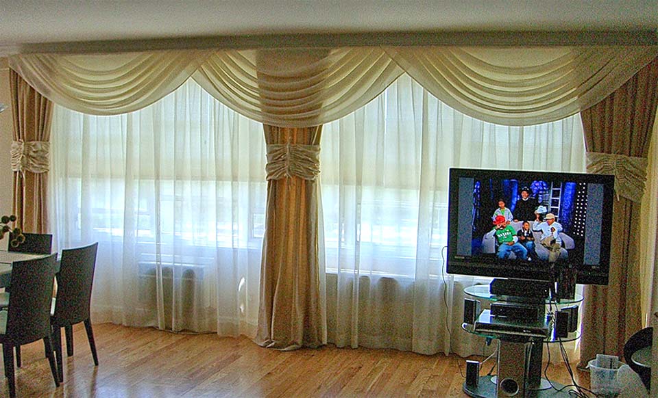 Modern Living Room Window Treatment