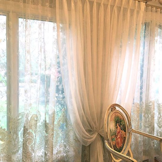 Traditional Living Room Window Treatment