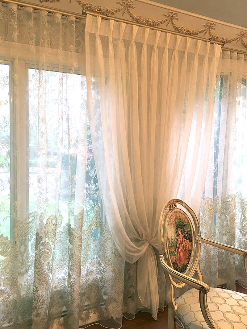 Traditional Living Room Window Treatment