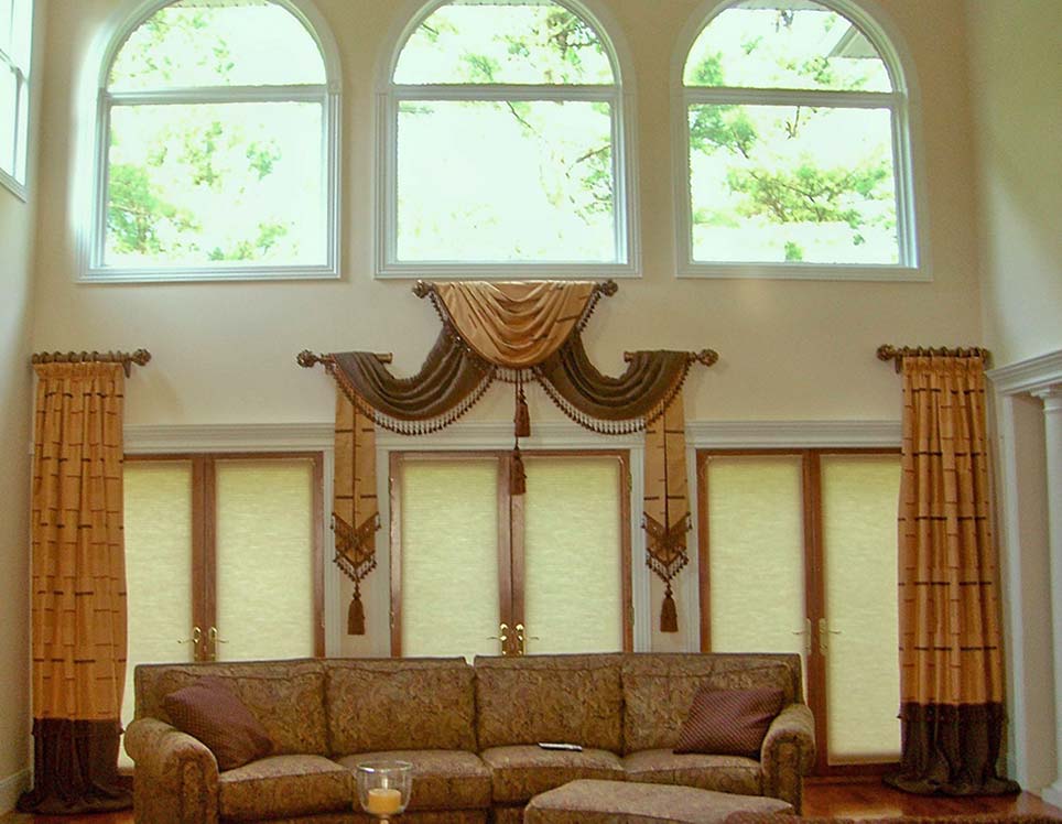 Transitional Living Room Window Treatment