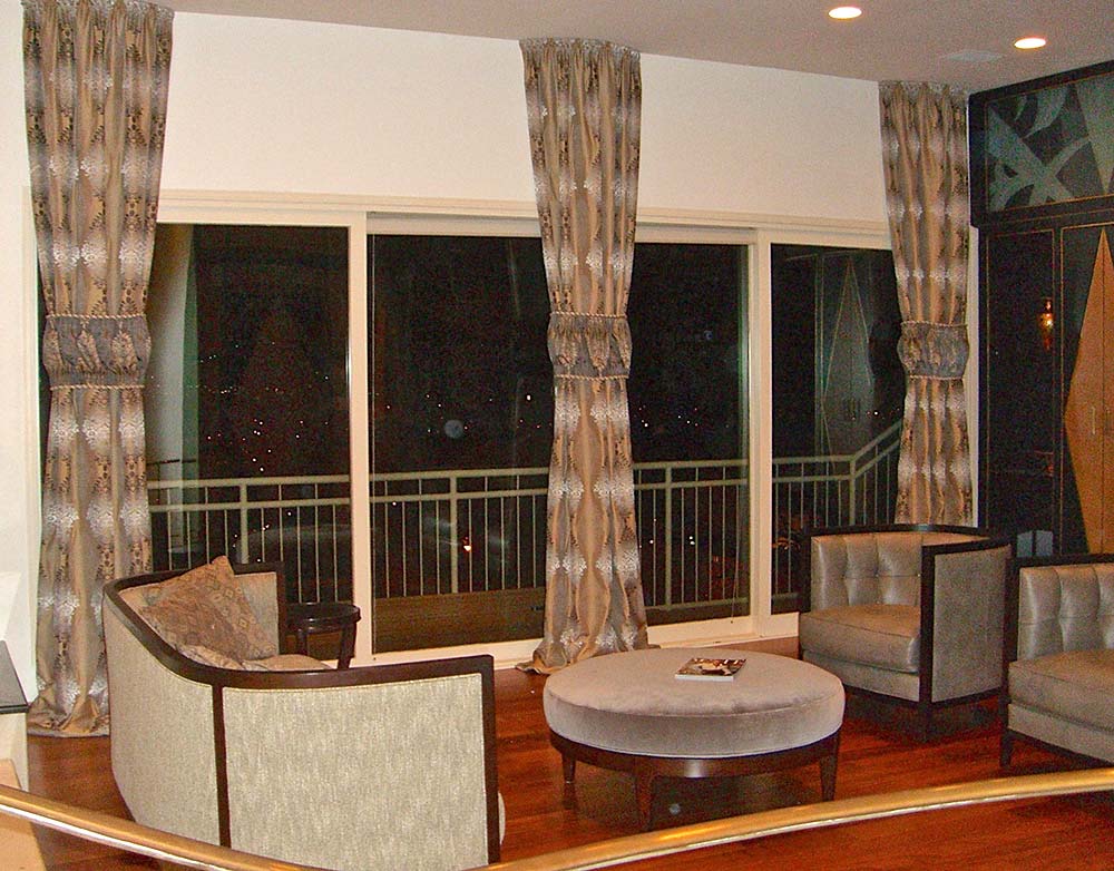 Transitional Living Room Window Treatment