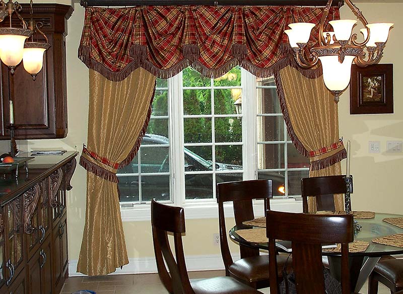 Traditional Dinning Room Window Treatment